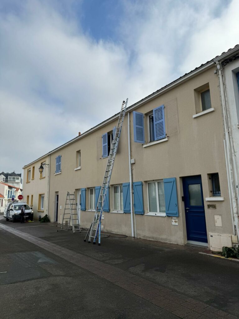 Intervention échelle — façade volets bleus — Dethière Couverture Hauts-de-Seine