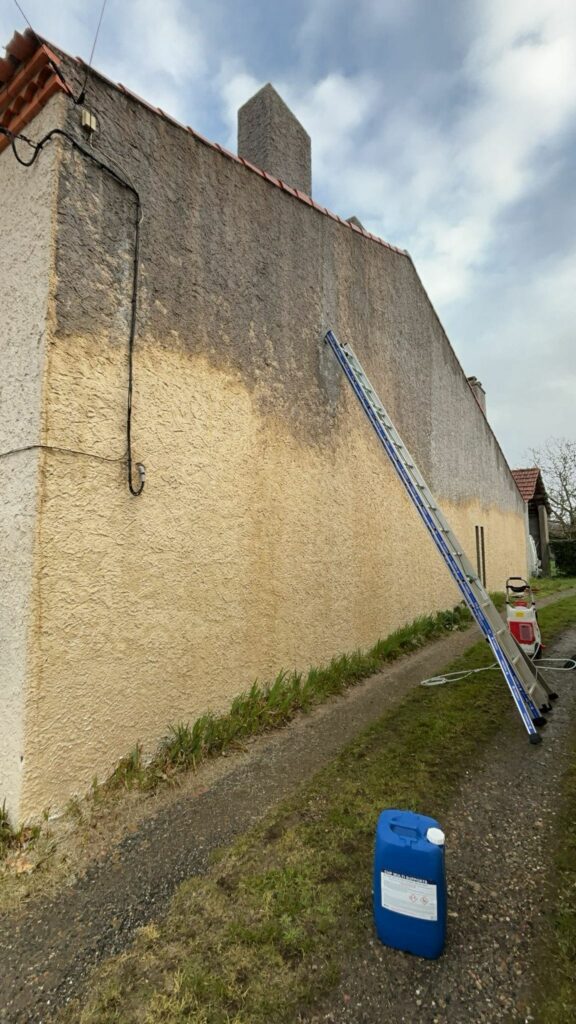 Artisan sur le toit — intervention — Dethière Couverture Hauts-de-Seine